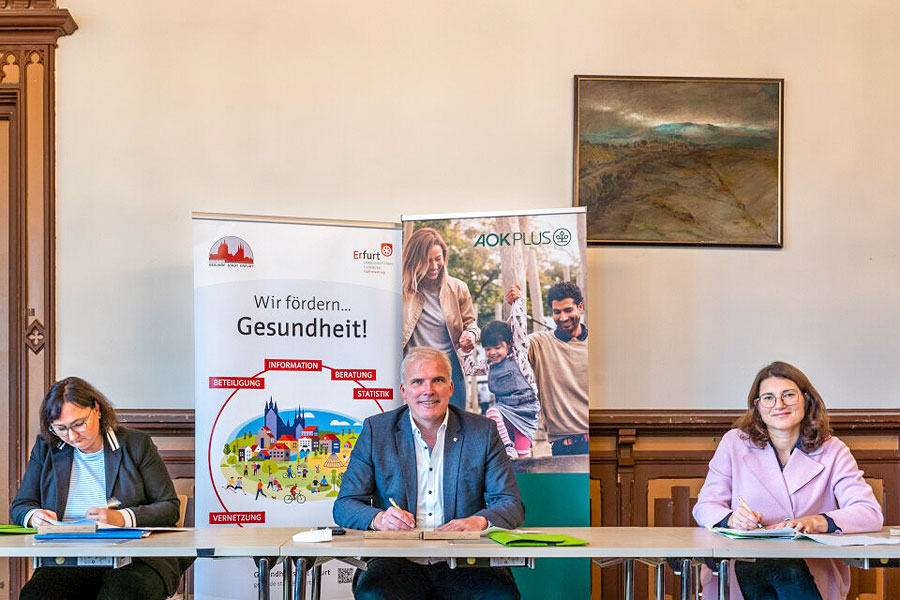 Winnie Melzer, Leiterin des Erfurter Gesundheitsamtes (von links), Oberbürgermeister Andreas Bausewein und Alexandra Krumbein, Regionalgeschäftsführerin der AOK Plus, unterzeichneten den Vertrag.