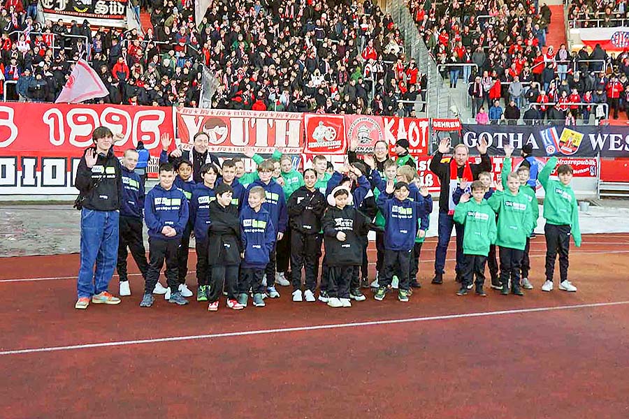 27. Januar 2024: Jumpers-Kids waren Einlaufkinder beim FC Rot-Weiß Erfurt